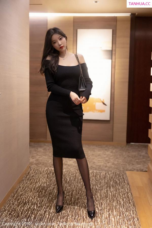 杨晨晨的黑色服饰 婀娜动人透着光